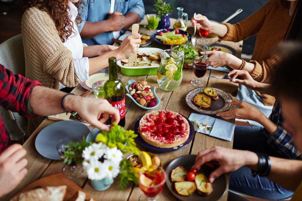 repas de famille ou un banquet