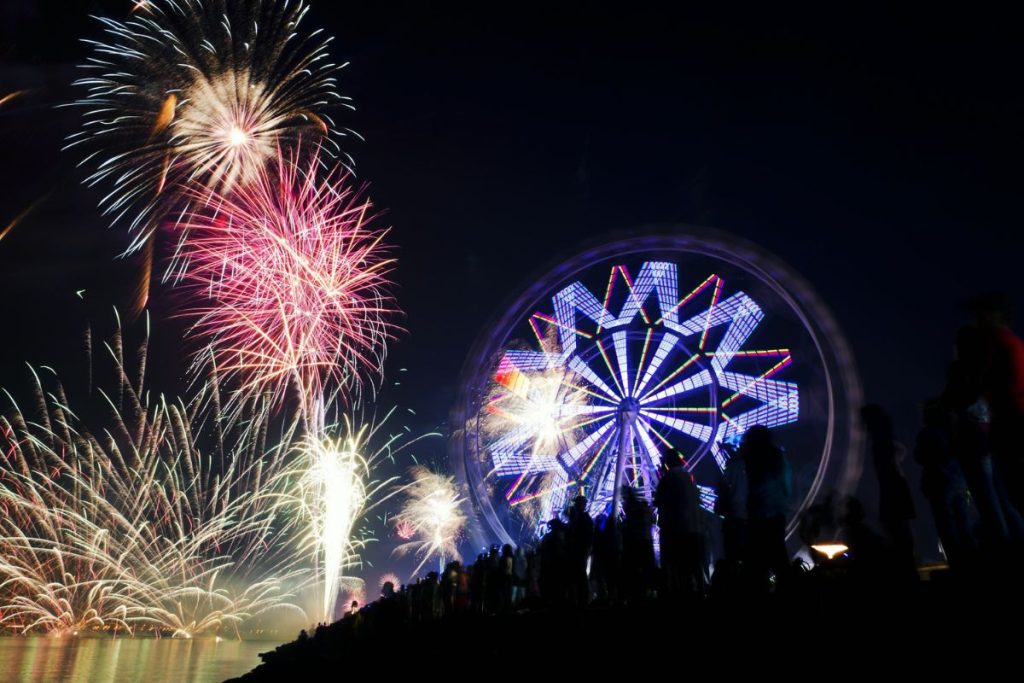 11- Les activités nocturnes et les feux d'artifice dans les parcs d'attractions