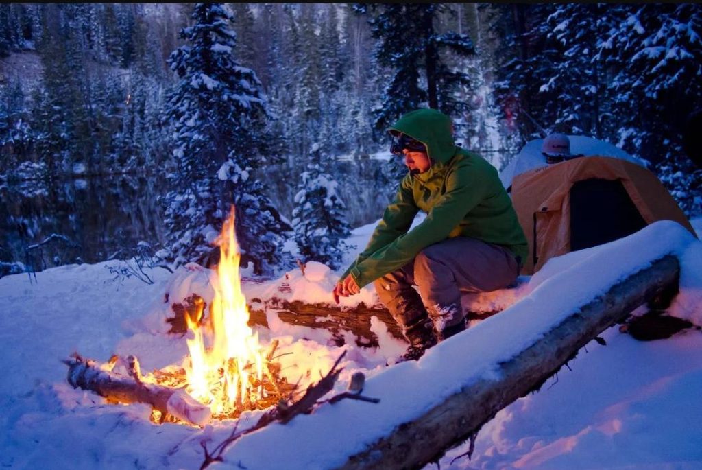 Camping en forêt en hiver